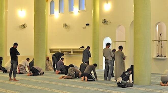 Alcuni musulmani in preghiera in una moschea (foto d'archivio)