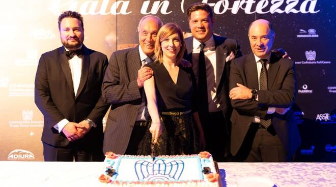 Il taglio della torta da parte dei dirigenti del gruppo Giovani Forlì-Cesena di Confindustria