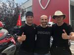 Ken Lu e Lv Fei insieme a Claudio Domenicali, amministratore delegato Ducati, all'esterno dell'azienda a Borgo Panigale