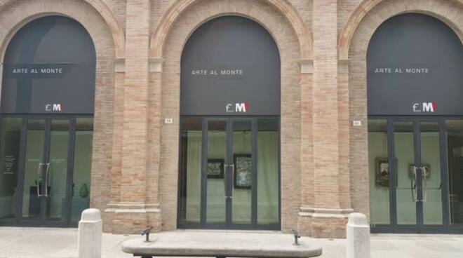 Le vetrine del Palazzo del Monte di Pietà di corso Garibaldi 37 a Forlì