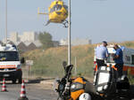 Nella foto i soccorsi al motociclista