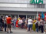 Un'immagine del presidio dei lavoratori della Alpi Modigliana mercoledì 11 in occasione dello sciopero