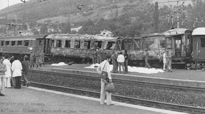 Un'immagine del treno Italicus devastato da un attentato nel 1974: tra le vittime il ferroviere forlivese Silver Sirotti