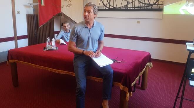 Andrea Gnassi, sindaco di Rimini, durante l'incontro con la stampa convocata d'urgenza in Comune