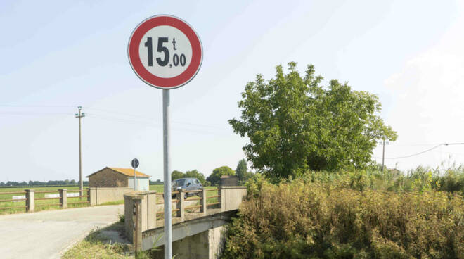 Il ponte sullo scolo Canalone a Savarna