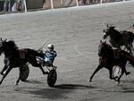 L’arrivo della quinta corsa che ha visto la vittoria di un ottimo Amazing Men guidato da Roberto Andreghetti