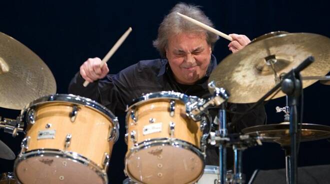 Tullio De Piscopo, 72 anni compiuti il 24 febbraio, oltre cinquanta di carriera, uno dei più grandi percussionisti italiani