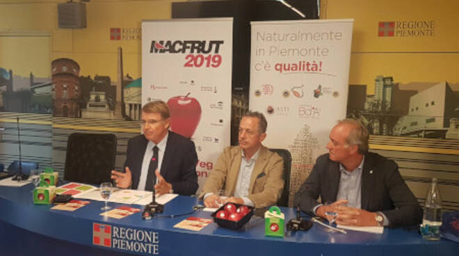 Da sinistra: Piraccini, presidente Cesena Fiera; Sacchetto, presidente di Asprofrut Piemonte; Ferrero