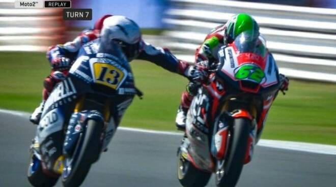 La "follia" di Romano Fenati, che ad oltre 200 km/h tira la leva del freno di Stefano Manzi in gara a Misano