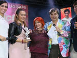 La vincitrice, Valentina Carati, in rosa, con i presentatori