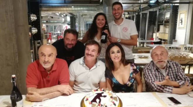 Nella foto: Elena e Andrea Bagli con Marescotti, Maggiò, Cucinotta, Beruschi e il regista Igor Maltagliati