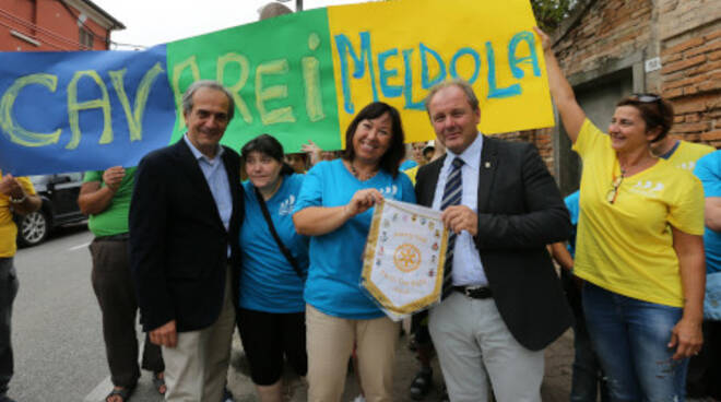 Nella foto: Gianluca Zattini (sindaco di Meldola) e Michela Schiavi (vicepresidente CavaRei IS) insieme ai membri del Lions Club Meldola
