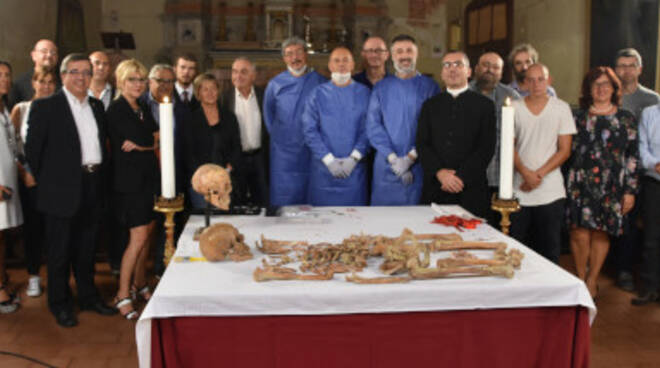 Nella foto: il gruppo studio davanti alle spoglie del Santo patrono di Forlì