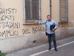 Filippo Lo Giudice, segretario dell'Ugl di Forlì-Cesena-Rimini-Ravenna, mostra le scritte ingiuriose sul muro