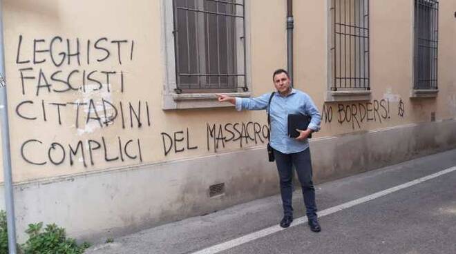 Filippo Lo Giudice, segretario dell'Ugl di Forlì-Cesena-Rimini-Ravenna, mostra le scritte ingiuriose sul muro