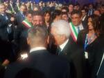 Il Presidente della Repubblica, Sergio Mattarella, con i sindaci dopo il suo intervento all'assemblea Anci a Rimini