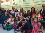 Il sindaco Renata Tosi e l’assessore Alessandra Battarra con gli studenti della classe protagonista della Notte al Museo
