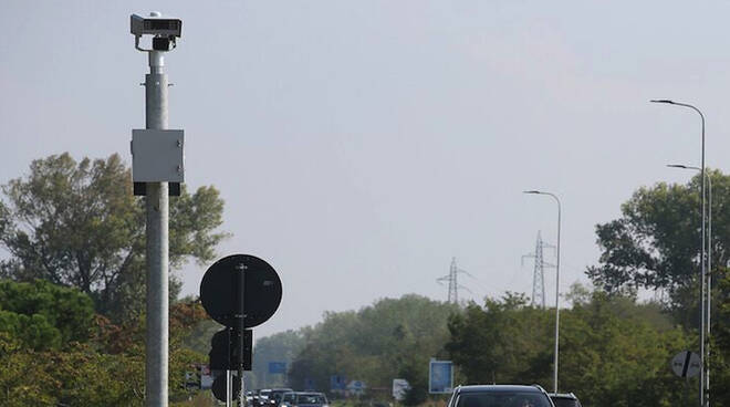 L'autovelox lungo la Strada Statale 16 a Fosso Ghiaia