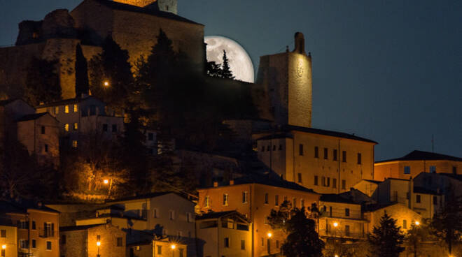 Rocca e luna foto di Cristiano Antonini