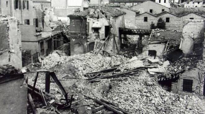 In questa foto d'epoca il centro di Forlì dopo un bombardamento durante la Seconda Guerra Mondiale