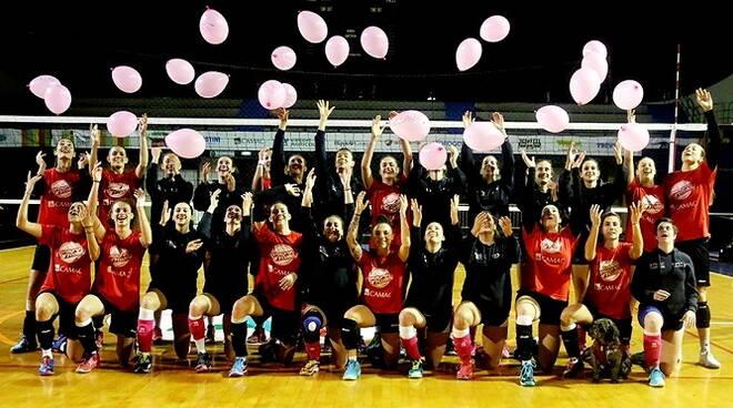 Le due squadre insieme prima del match con un pallone rosa in mano in occasione della giornata contro la violenza sulle donne.