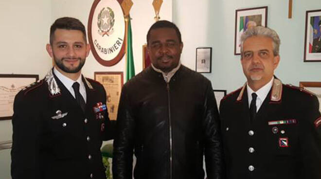 Il benefattore in compagnia del Comandante dei Carabinieri di Riccione