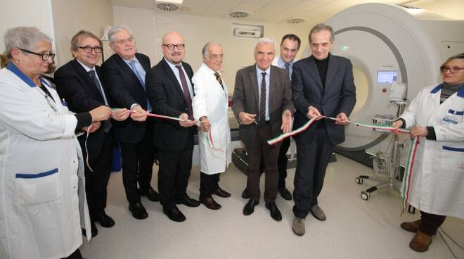 Il momento dell'inaugurazione della nuova strumentazione per tomoterapia all'IRST IRCCS di Meldola