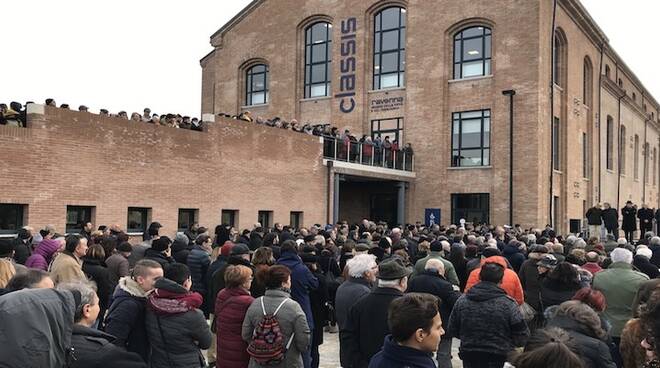 Un'immagine della folla presente all'inaugurazione del Museo Classis Ravenna