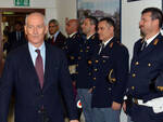 Il Capo della Polizia, Franco Gabrielli, con alcuni agenti della Questura di Rimini (foto archivio Migliorini)
