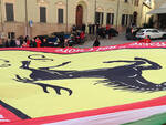 Il celebre cuore Ferrari dispiegato in piazza Carducci