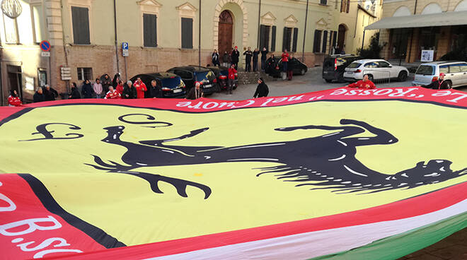 Il celebre cuore Ferrari dispiegato in piazza Carducci