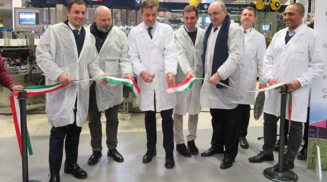 Il taglio del nastro dei nuovi impianti di confezionamento nello stabilimento Caviro di Forlì