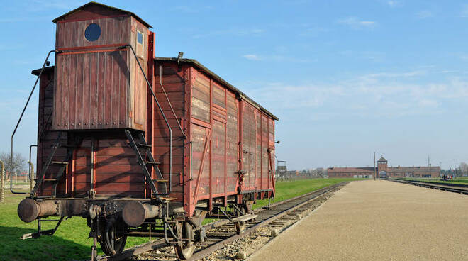 Il vagone sui binari del campo di Auschwitz-Birkenau a memoria dello sterminio