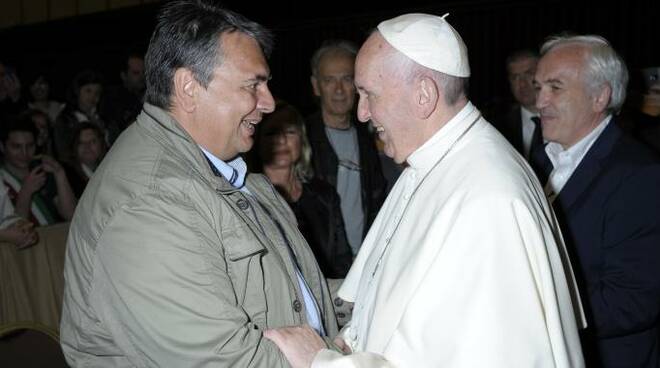 Mario Galasso, primo direttore laico dell'associazione diocesana riminese, qui con Papa Francesco