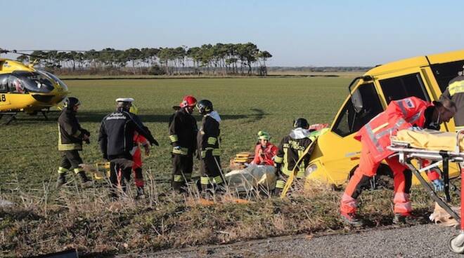 Un'immagine dell'incidente stradale a Casal Borsetti