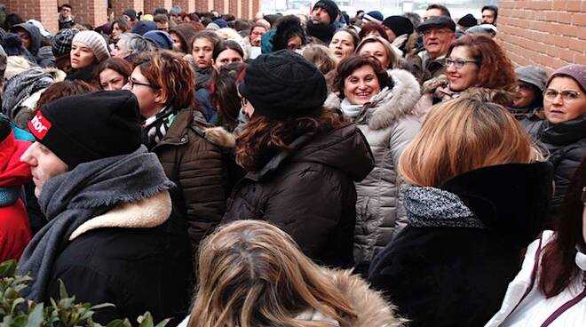 Un'immagine della folla accalcata fuori dal Pala de Andrè