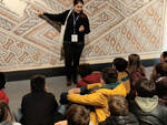 Bambini durante una visita guidata al museo Classis