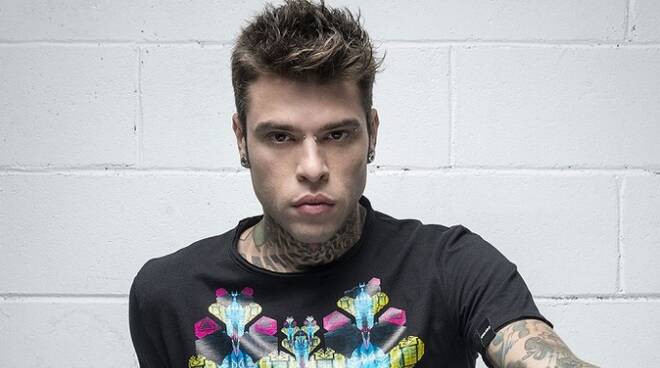 Fedez torna al centro commerciale di Savignano sul Rubicone due anni dopo la tappa con J-Ax