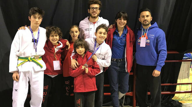 Il gruppo di atleti e lo staff del Taekwondo Ravenna