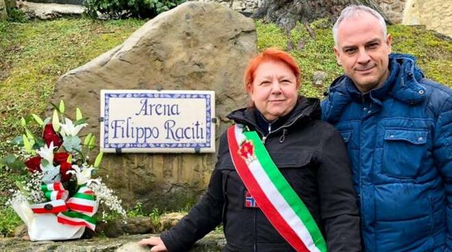 Il sindaco Wally Cipriani e il vicesindaco Massimiliano Forlani accanto alla lapide dell'Arena Filippo Raciti