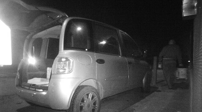 L'abbandono notturno di rifiuti documentato dalle immagini della telecamera a Savignano sul Rubicone (foto Polizia locale)