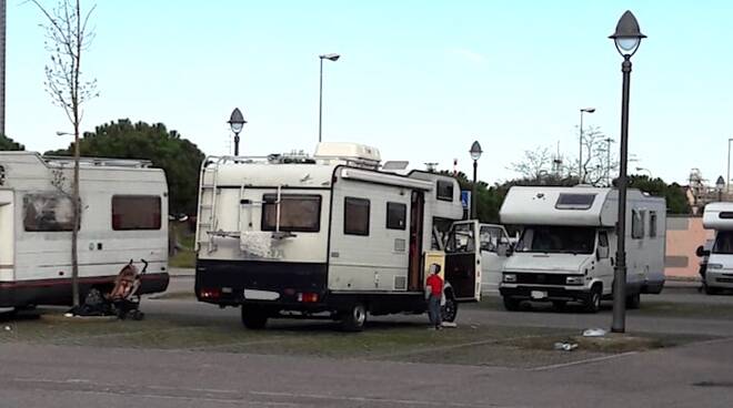 Camper in sosta in via Travaglini (foto inviate da Nicola Grandi)