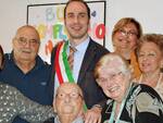 Carlo Cristoferi con il sindaco Enea Emiliani, gli amici ed i parenti