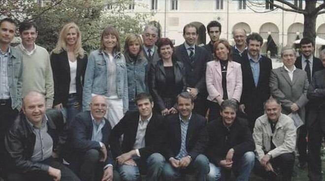 Foto di gruppo del 2004: tutti insieme Medri, Grandu, Zoffoli, Corsini, de Pascale ed altri esponenti del centrosinistra cervese