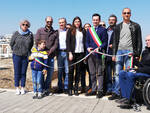 Il taglio del nastro della passerella di collegamento fra piazza Spose dei Marinai e la spiaggia