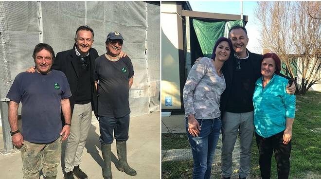 Nella foto a sin. Andrea Rossi con i membri dell'Associazione Nazionale Alpini di Cesena che si occupa della manutenzione del gattile; a destra con le volontarie Manuela Siboni e Francesca Falzaresi