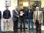Sindaco Malpezzi consegna la targa all'azienda Ricambi auto Tassinari di Faenza