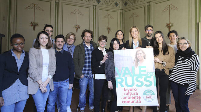 Valentina Palli circondata dai suoi sostenitori
