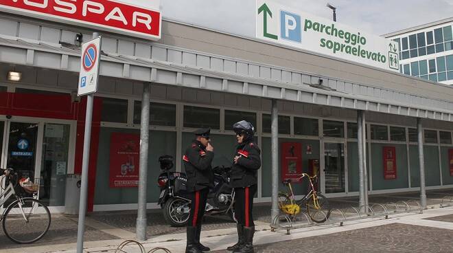 I Carabinieri davanti all'Eurospar dopo la rapina