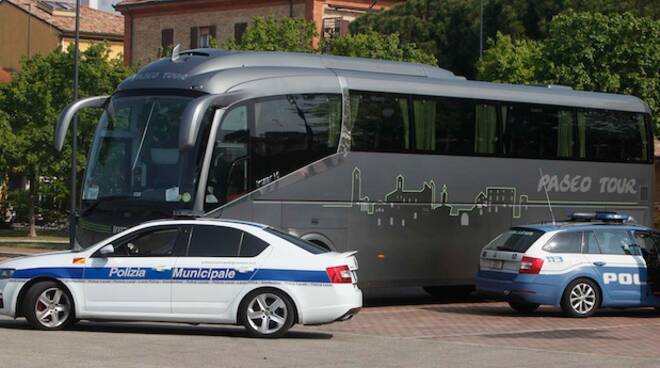 I controlli di Polizia di Stato e Polizia Locale in Piazza della Resistenza